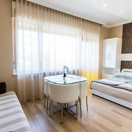Lara Apartmán *